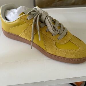 Steve Madden Yellow and Tan Sneakers Retro Design